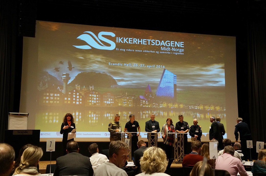 Paneldebatt etter perspektivstafett. Tema var samordning og mange forskjellige aktører kom i tale.
<a href="/NTNUsikkerhet/">Sikkerhetsdagene</a>