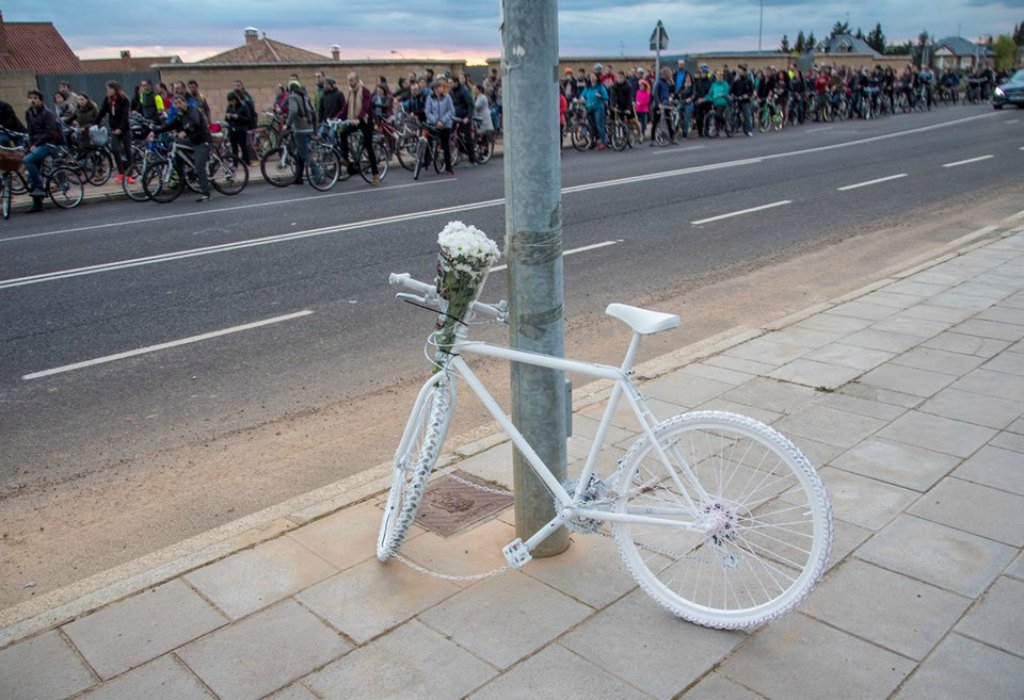 ileoncom's tweet photo. Homenaje reivindicativo a Diego, el joven ciclista de 22 años que falleció atropellado https://t.co/QjkcFZhLCC https://t.co/1GrpiKVs2h