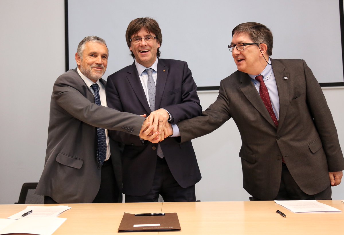 govern's tweet photo. .@KRLS signa conveni amb @thewinebs i @universitatURV per promoure estudis relacionats amb món del vi, cava i vinya https://t.co/wUpdgBCk8a