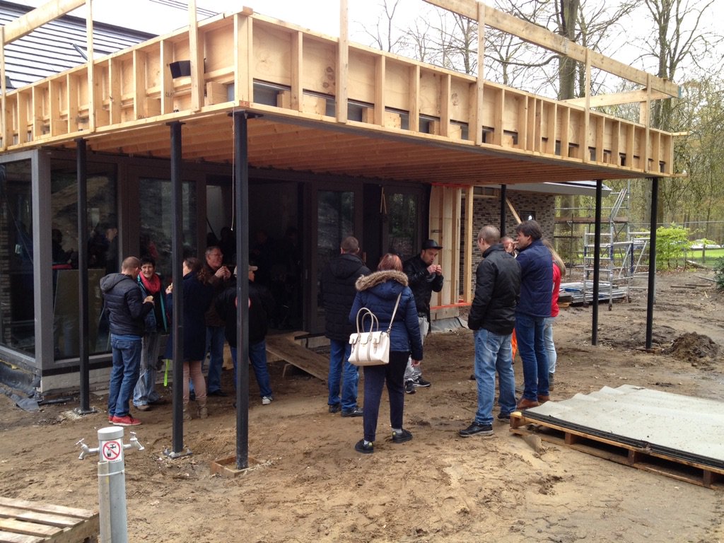 Pluryn's tweet photo. Eerste kennismaking bewoners met hun nieuwe appartementen aan de Loenenseweg in Beekbergen. "Ik ben zo trots!" https://t.co/VqA2BnYTgX