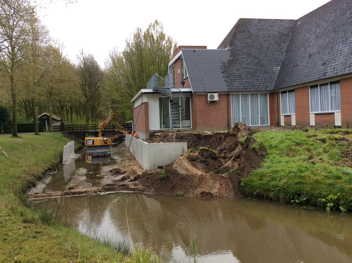 En weer is een groenrenovatieproject van start gegaan. Nu rond de Aula van de Begraafplaats Schootmanshof.