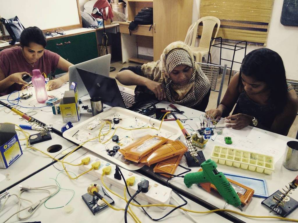 Otherbots's tweet photo. #linefollowingrobot . #day5 of #arduino #summerschool. #artscienceblr #robot #robotics #electronics #teentech by ar… https://t.co/aBEgvh8LKO