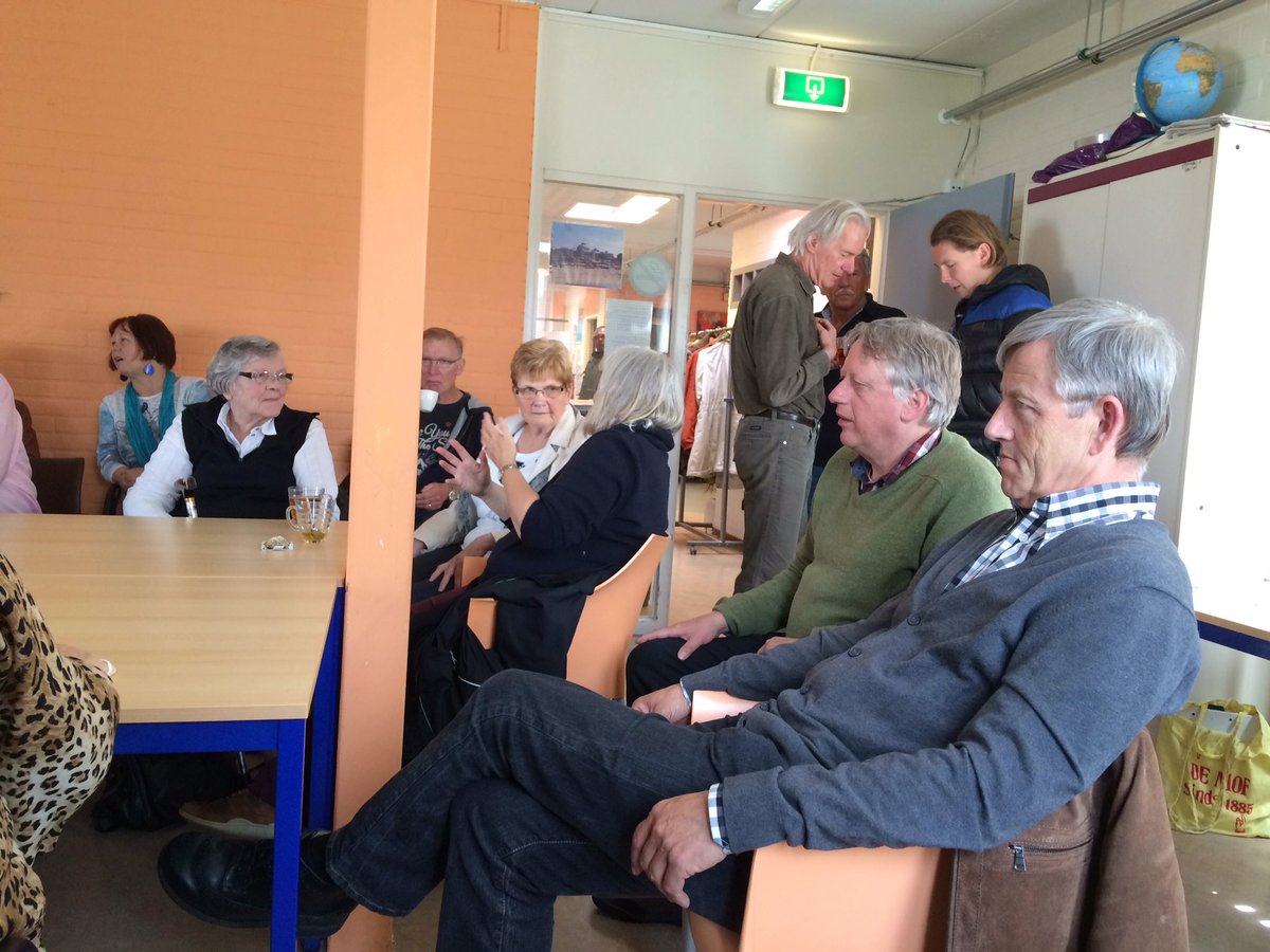 Wachten op wethouder Herrema in buurtcentrum Meenten &amp; Grienden. Behoud gezondheidscentrum Oost.