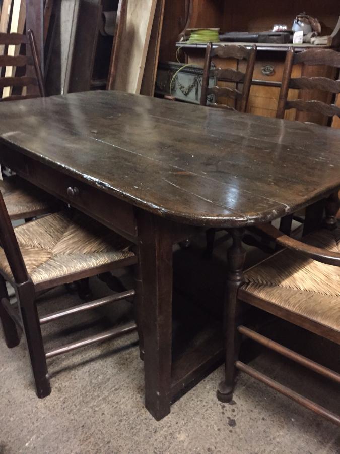 AntiqueTables1's tweet image. Great small #widetable with h stretcher rounded corners and two lovely drawers. bit.ly/1U80gLK #furniture