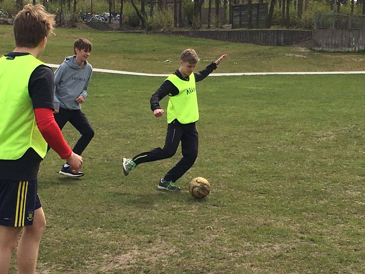 KlostermSkole's tweet photo. Pigerne øver dans og drengene træner fodbold til #SidsteSkoledag #9årgang #lærmedklm https://t.co/oEwCaoMfnB