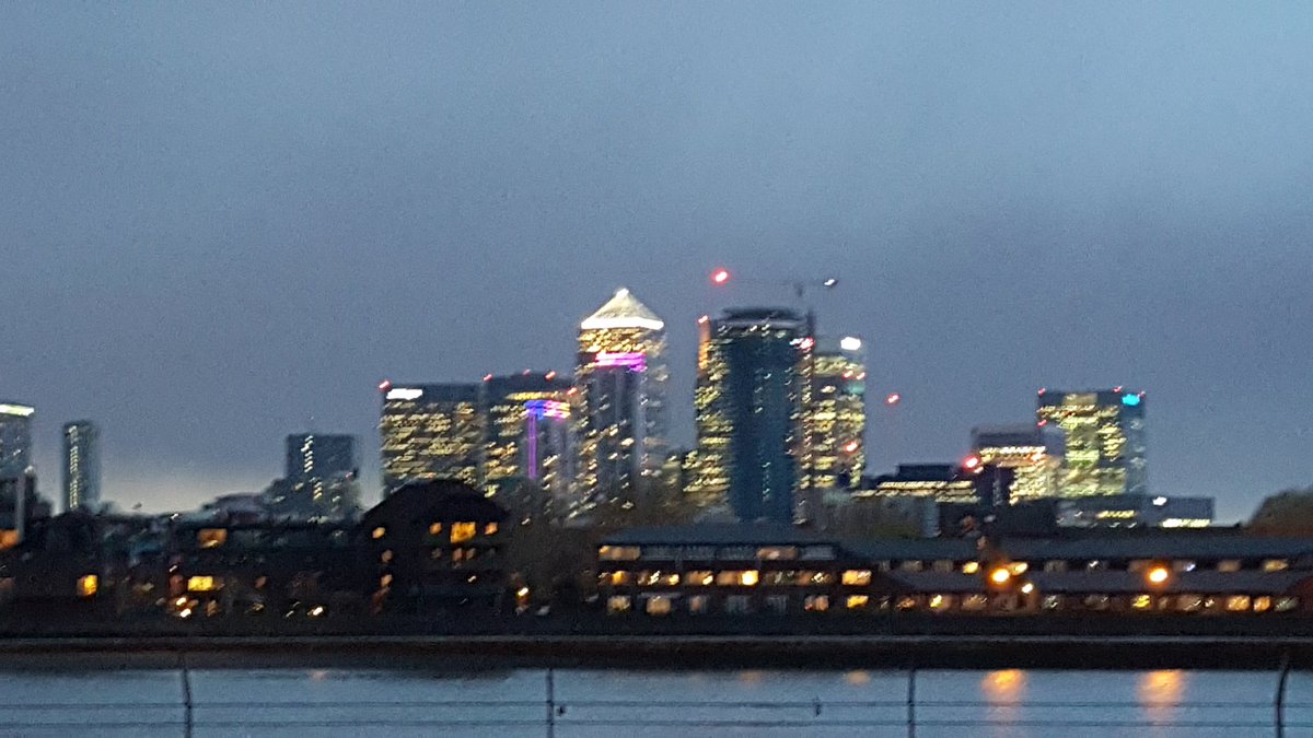 lpthompson40's tweet photo. Skies over #canarywharf #financialcity #riverthames #greenwich #London #clouds https://t.co/Cj75FFsIEA