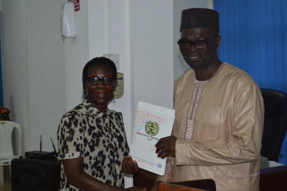 UNICLagos's tweet photo. UNIC Admin Officer, Ms. Adedeji receives a certificate of participation
#SafeDay2016 https://t.co/XTIXdnm7vK