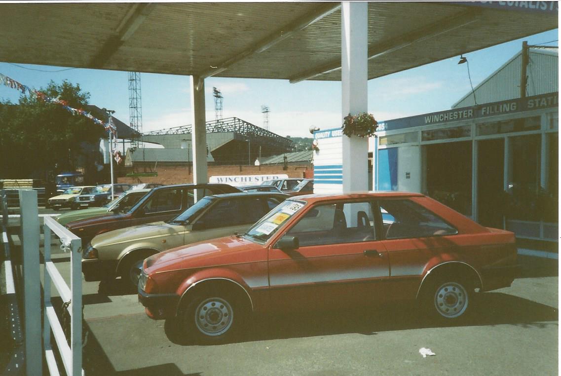 MarkDSheff's tweet photo. 3 dr Escort in Terracotta with fader stripe/chrome arches from my 80s pitch #FordFriday @LOOKATMYFORD @LAMMLTD https://t.co/7emnJ3arey