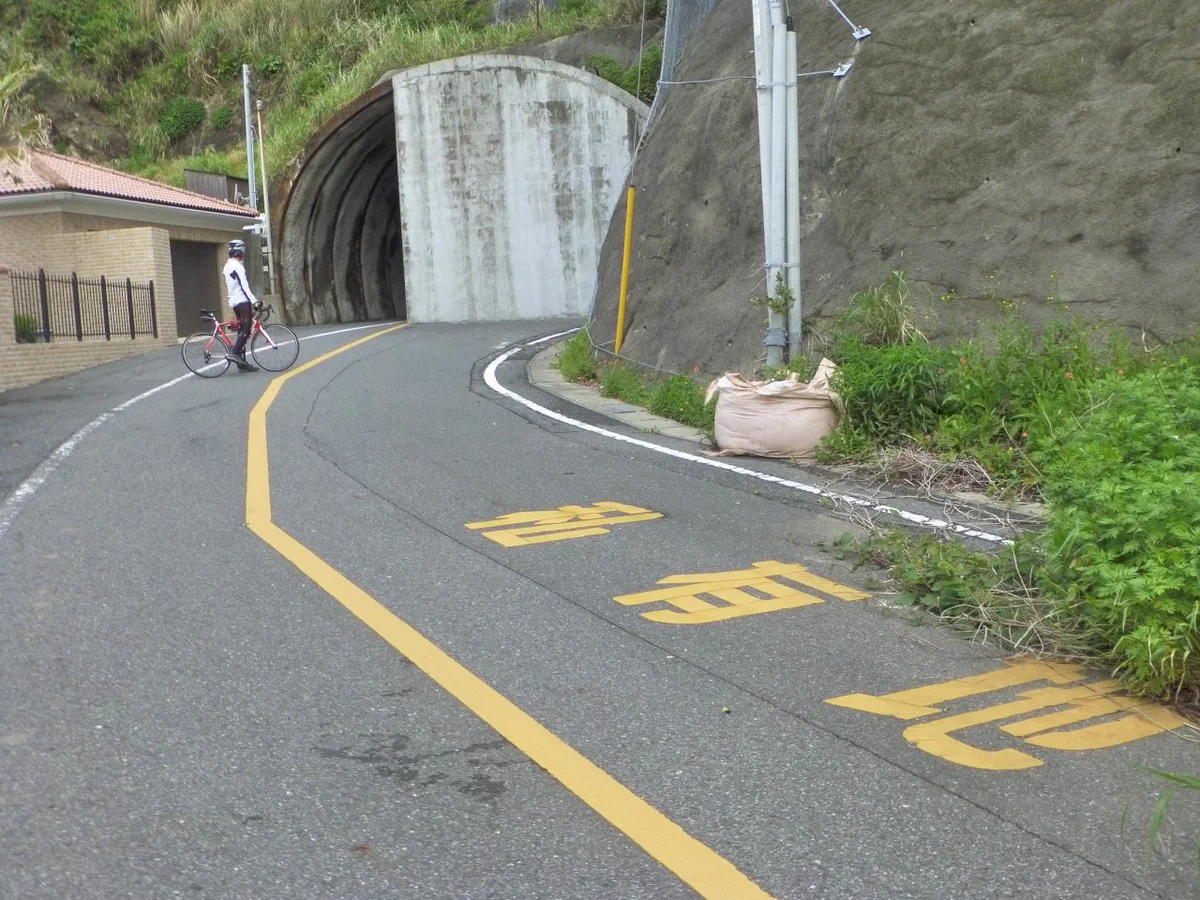 旧道のトンネルに裏事情がありそうで怖すぎるｗｗｗ