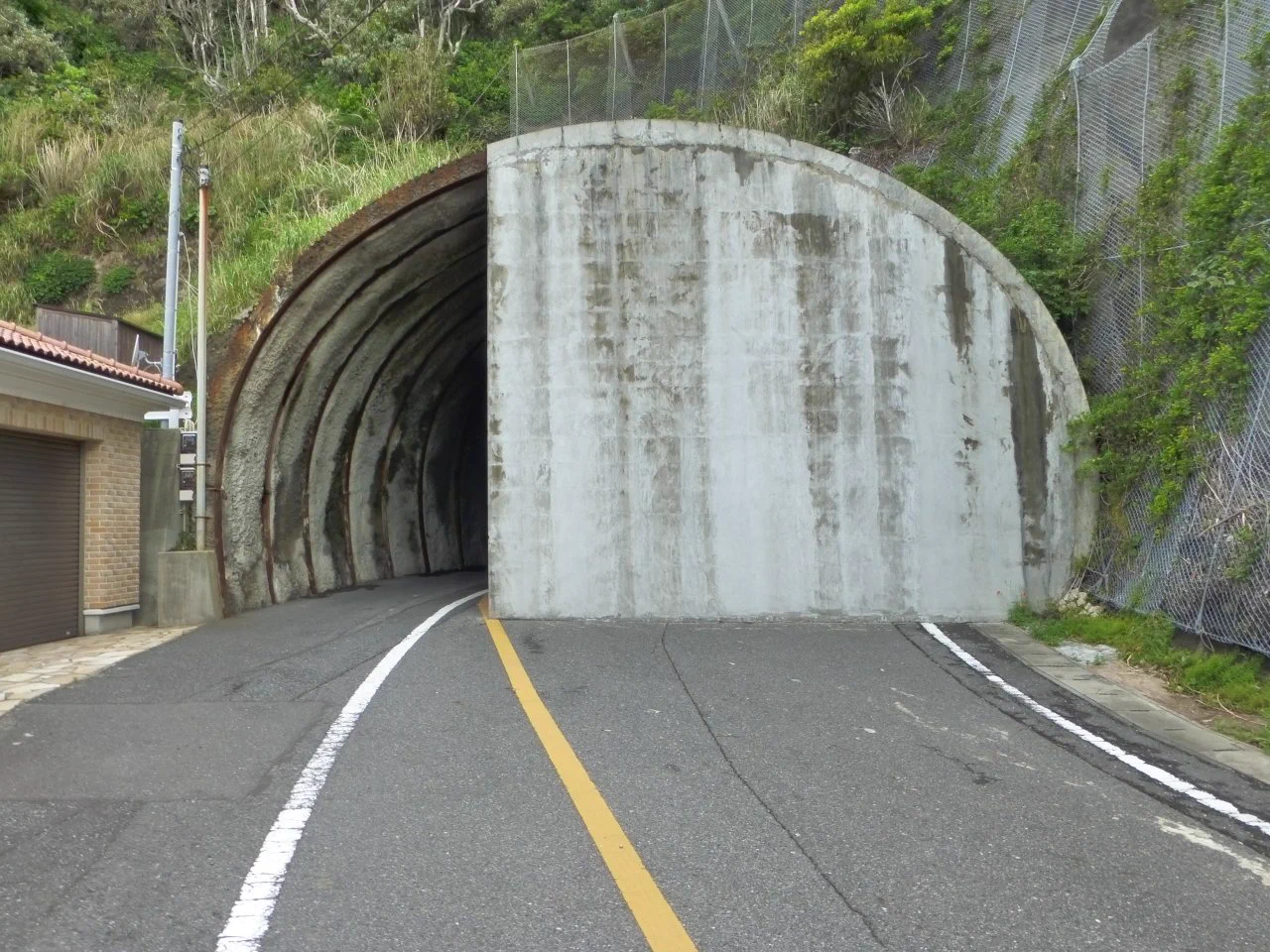 旧道のトンネルに裏事情がありそうで怖すぎるｗｗｗ