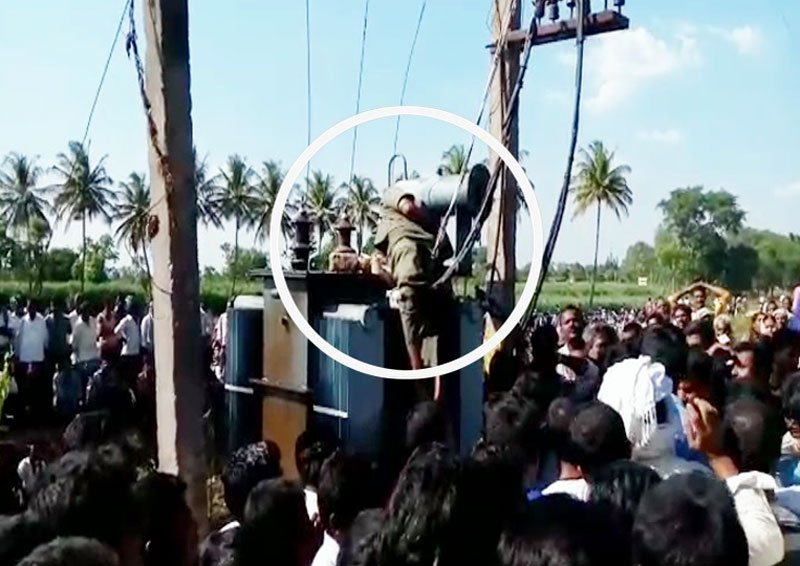 publictvnews's tweet image. ಲೈನ್‍ಮ್ಯಾನ್ ಸಾವಿಗೆ ಗ್ರಾಮಸ್ಥರ ಆಕ್ರೋಶ: ಮಂಡ್ಯದಲ್ಲಿ ಲಾಠಿ ಚಾರ್ಜ್ publictv.in/?p=85030
#Mandya #Lineman #Laticharge