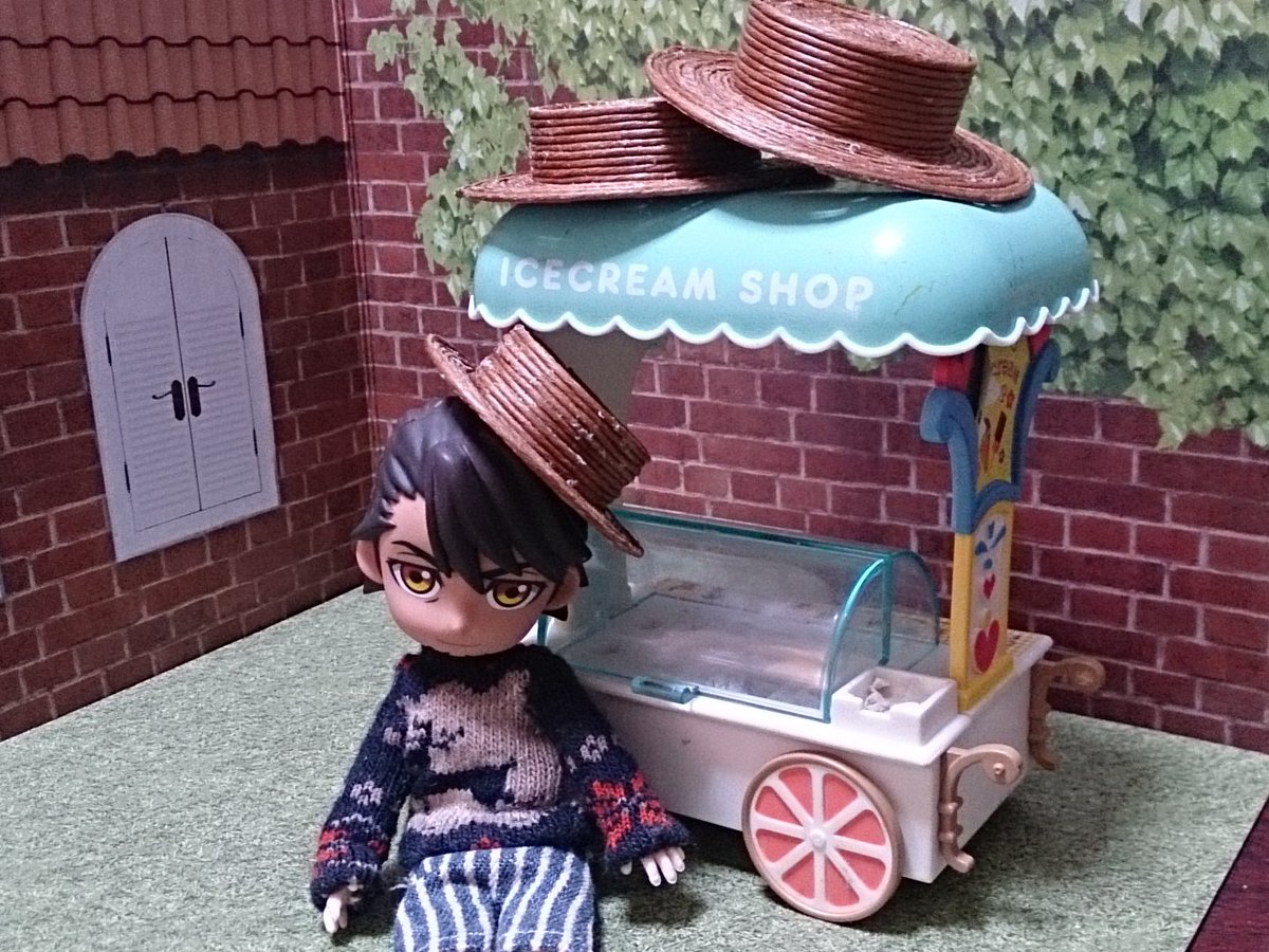 Himeri Doll ペパクラで作る 簡易 カンカン帽 材料 ペーパークラフトバンド Daiso ボンド はさみ クリアファイル 1 バンドを適当な長さにカット 2 1本目の線で切る 3 中心からくるくる巻いて帽子のてっぺん部分作成