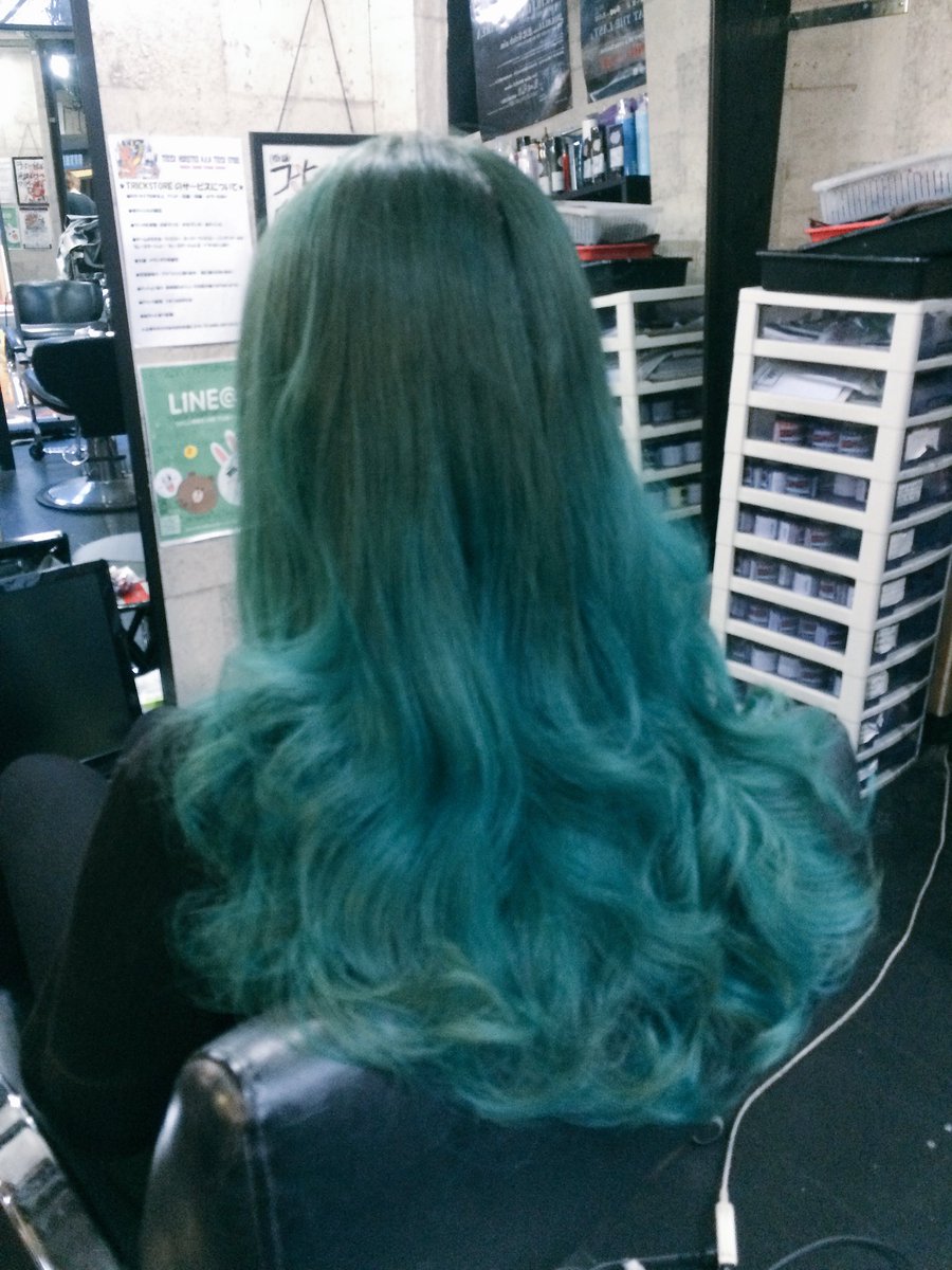 かなぺそ Trick Store A Twitteren 本日のかなぺそスタイル 海外風スモーキーターコイズカラー 一見グラデーションに見えて実は違うところがおしゃれ トリックストア トリックスタイル 派手髪 アメ村 特殊系 海外風ヘアー