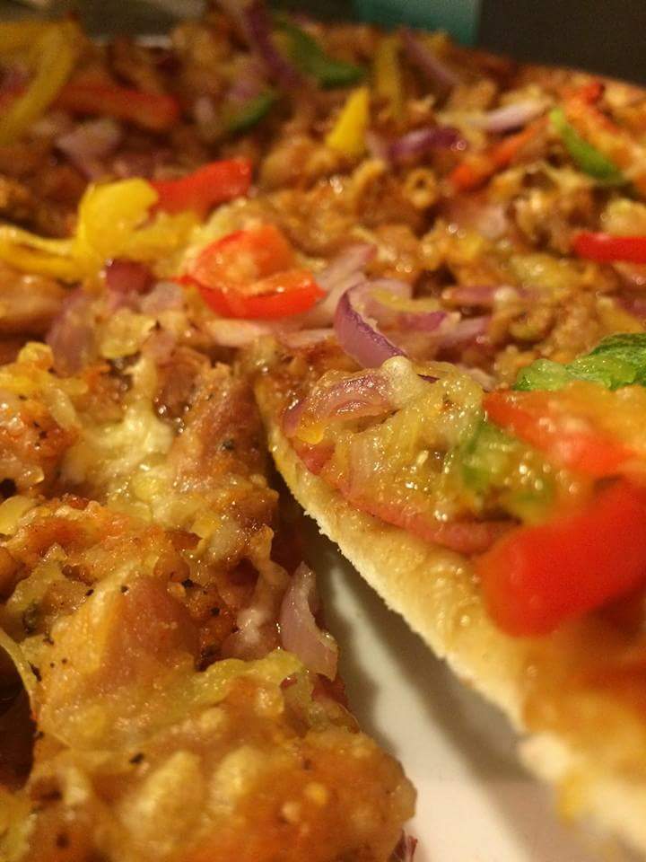 Weekend knaller grote pizza hubertus ( shoarma )  €9,25. Let op dit is zonder groente. 🍕