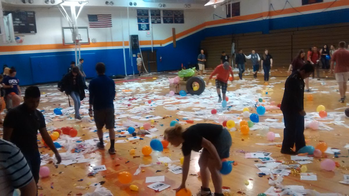 killer098766's tweet photo. Well... This happened. BTW, this is during clean up. Before, the floor was completely covered with ballons. https://t.co/UvbcPkB0lT