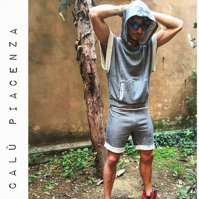 robycozzi's tweet photo. un outfit difficile ma fantastico da trovare semplicemente da @CaluPiacenza 
#piacenza #emporioarmani #armani #gym https://t.co/NuY7igGPjj