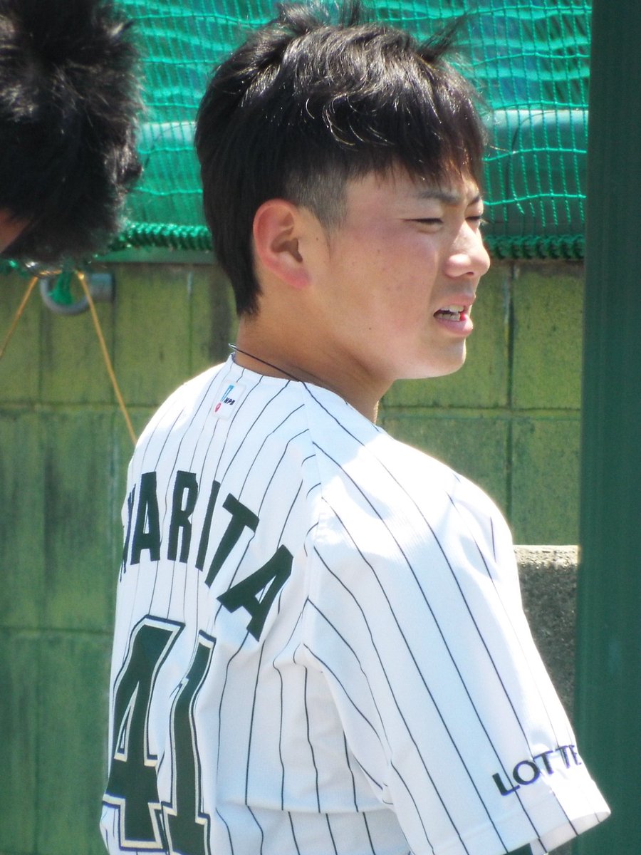 たけ 野球大好き 16 4 29 金 練習 ロッテ浦和球場 ベンチで靴を履き替えているところ 誰かに呼ばれて エッ となりました 髪の毛はちょっとツーブロックなんですね 成田翔選手 3枚