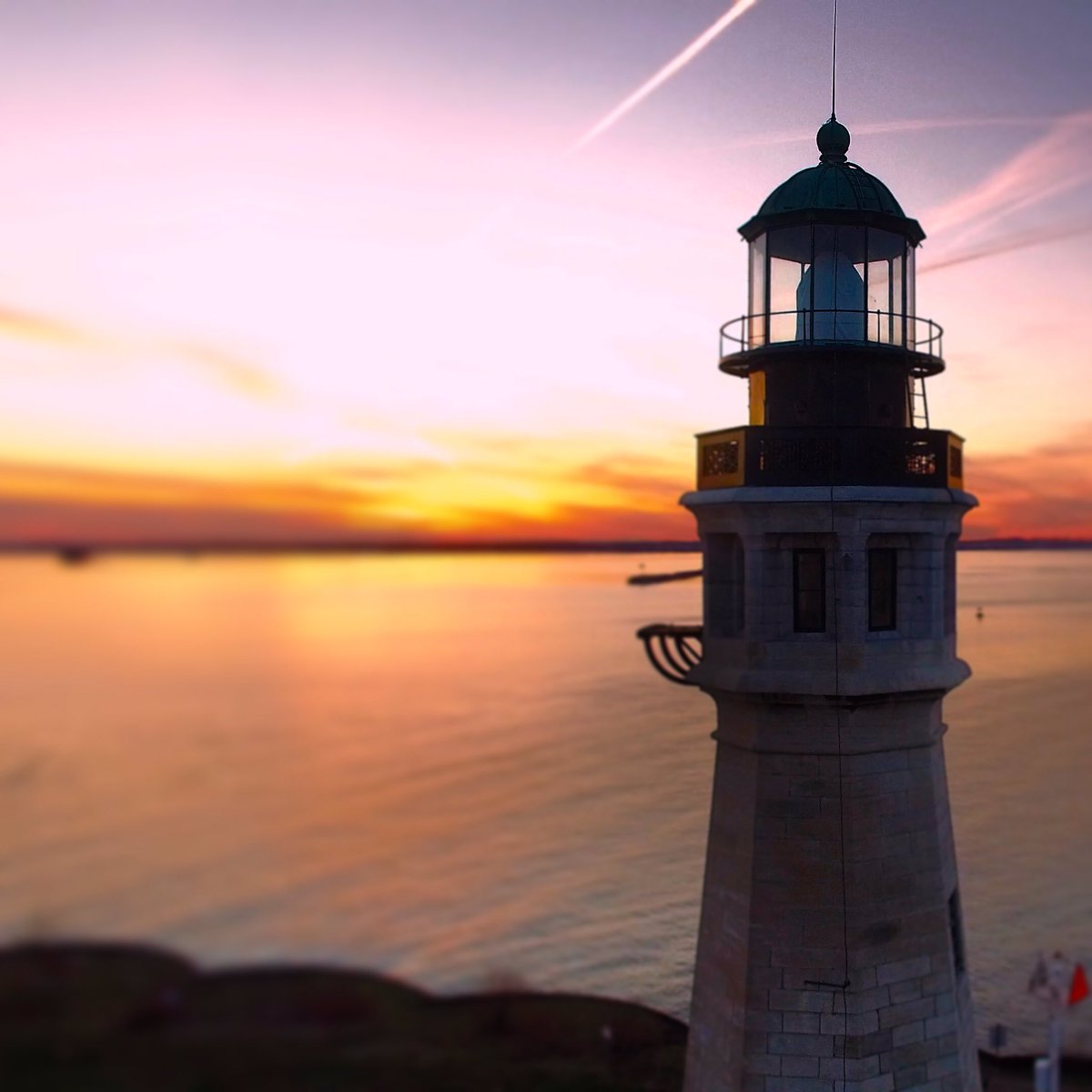 buffaloabove's tweet photo. See the #buffalolighthouse in stunning #4k at https://t.co/xicN9pCMIa  #beautyfromabove #drone #buffalo https://t.co/fSMyNFMGCZ