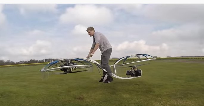 TechCrunch's tweet image. This guy built a working hoverbike and somehow managed to not chop his legs off tcrn.ch/26ypg2B