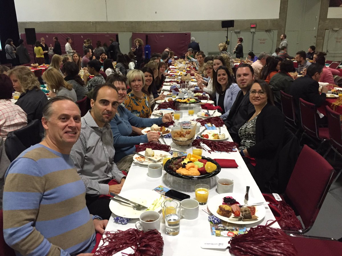 Adcharette's tweet photo. L'équipe @uOttawaCOOP et @talentuOttawa au déjeuner des fondateurs! #uofb16 https://t.co/Y6UkukOWxE
