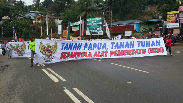 WorldCup2022INA's tweet photo. MSBI tutup jalan di tanah Papua #WorldCup2022INA @Sarman_MSBI_IFS @Sarman2022 @aprohansaputra @nandaputraashar https://t.co/7w3YVkHOtx
