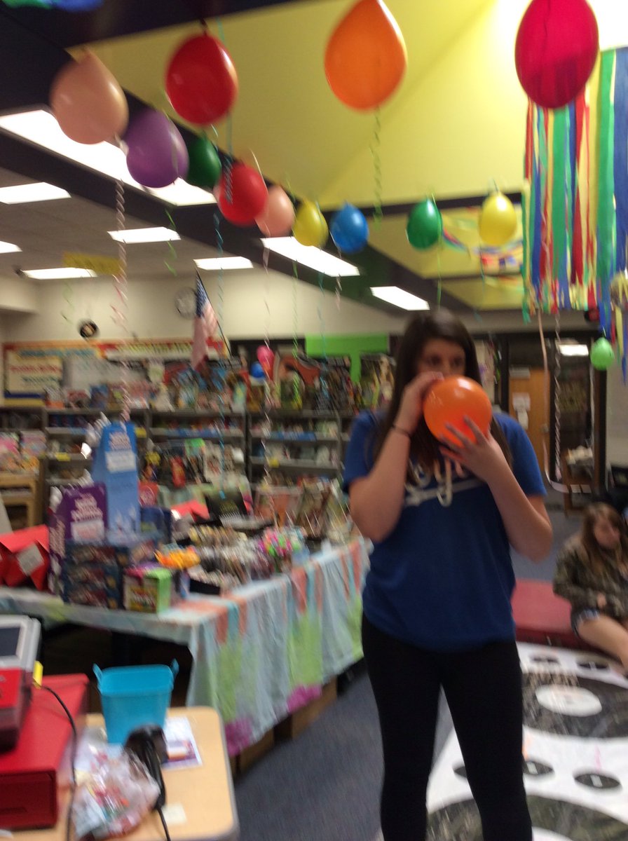 mrever20's tweet photo. LAST CHANCE TO GET YOUR BOOKFAIR PURCHASE!! 📚💚 @esmstechsperts @ESMSLibrary https://t.co/QgZb7YkrlL
