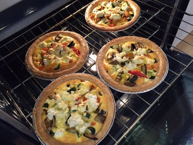 Bleu_Persille's tweet photo. Un petit creux? Venez chercher votre plat cuisiné maison! Quiches, Mac&amp;cheese, endives au gratin, miam! https://t.co/Gy94X15v1z