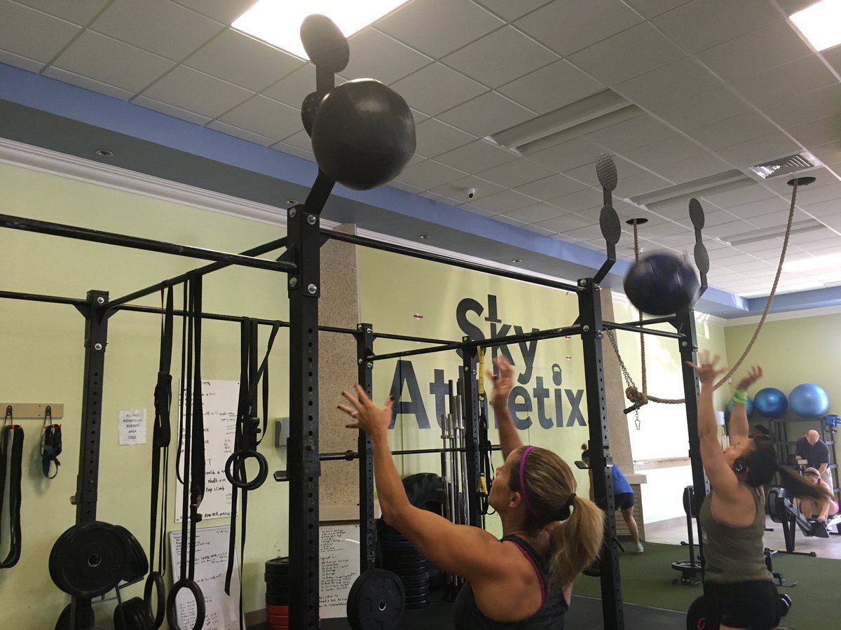 AdriennePed's tweet photo. Shooting for our workout series! https://t.co/LPFgHIT8Xi