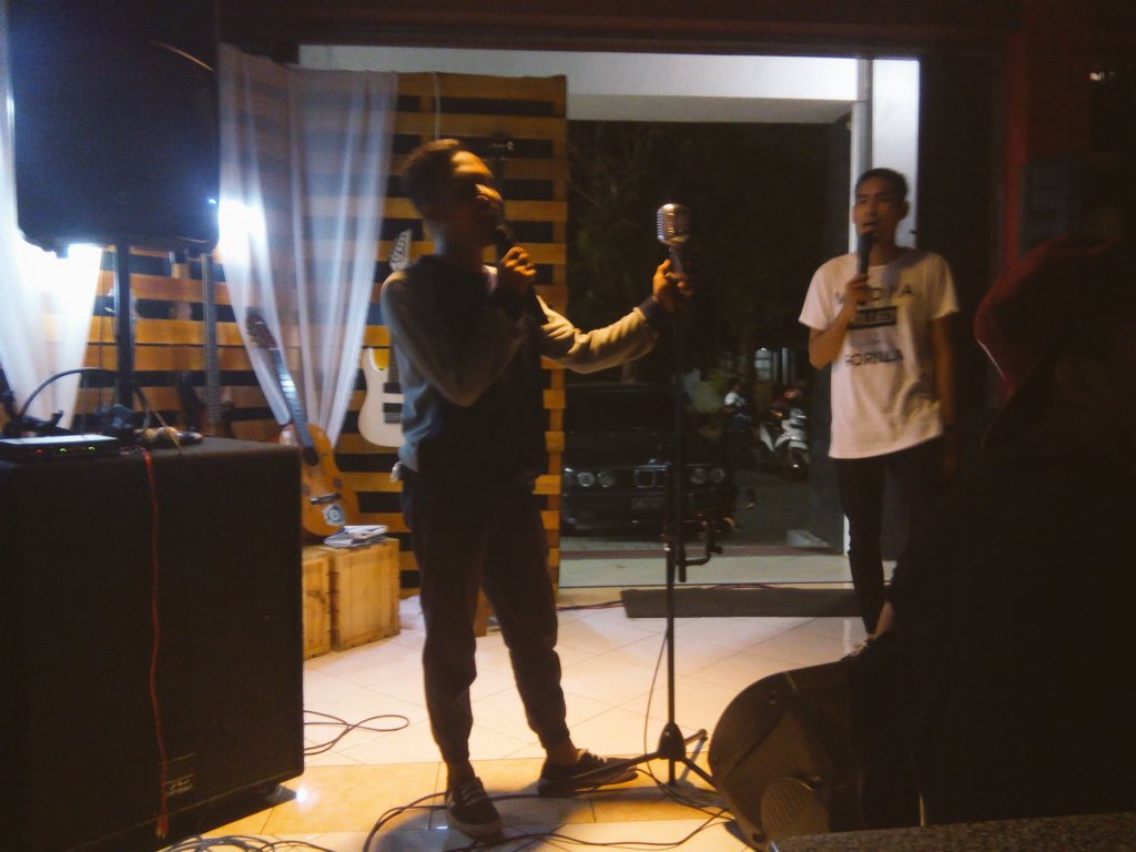 Mc #OpenmicBJB malam ini ada <a href="/farisfatiah/">Paris fatiah</a> sama Sandy