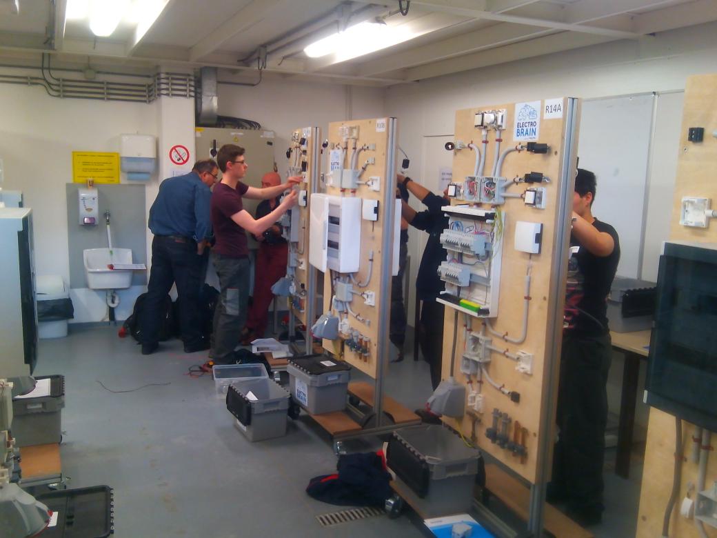 kurtdemurie's tweet photo. Gisteren en vandaag @SBMopleidingen  actief als jury voor #electrobrain @volta assessment voor jongeren-electriciens https://t.co/PwP154tc4s