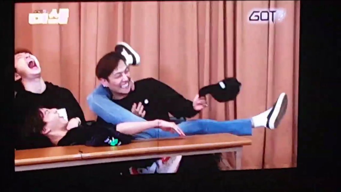 I3amBam1A's tweet photo. รักน้องแค่ไหนถามใจตัวเองดู #BBam คงไม่มีใครกล้าทำแบบนี้กะอิปู่เลย คนนี้ยอมสุดๆล่ะ ❤️ 
#FlyinSeoul คิดถึงนะบี๋😭 https://t.co/cBqaUQbJUN