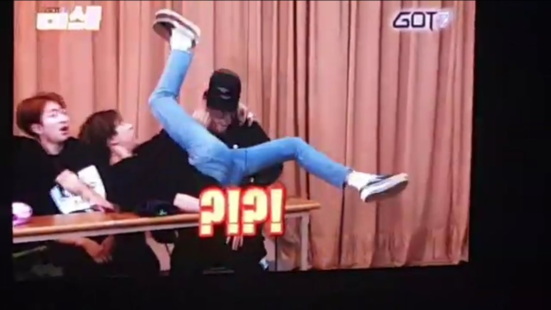 I3amBam1A's tweet photo. รักน้องแค่ไหนถามใจตัวเองดู #BBam คงไม่มีใครกล้าทำแบบนี้กะอิปู่เลย คนนี้ยอมสุดๆล่ะ ❤️ 
#FlyinSeoul คิดถึงนะบี๋😭 https://t.co/cBqaUQbJUN