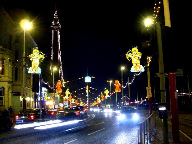 TalbotGateway's tweet image. #DidYouKnow it takes more than 1 million light bulbs to light #Blackpool's seafront #illuminations?