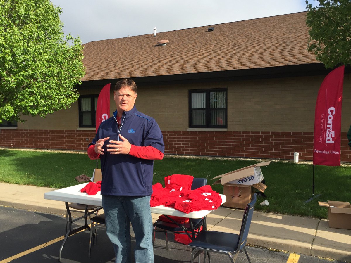 ComEd's tweet photo. #ComEdVolunteers in Coal City to plant 100+ trees to help make the village GREEN again after 2015 tornado. #ArborDay https://t.co/KmRsvRGmmV