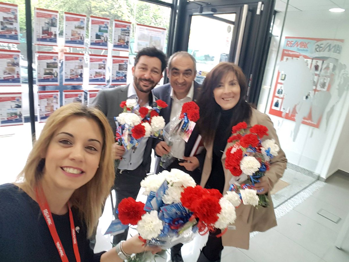 Remax_Tandem's tweet photo. Romina, Raquel, Jesus y David #felizenremaxtandem https://t.co/9lZng9P8f6