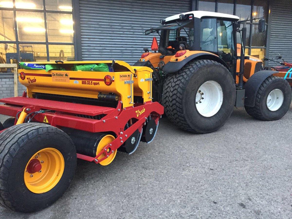 DeRidderBV's tweet photo. Blij met onze nieuwe #Vredo #doorzaaimachine met #DDS-systeem  voor doorzaaien op 2 verschillende dieptes tegelijk. https://t.co/wGyIb30rro