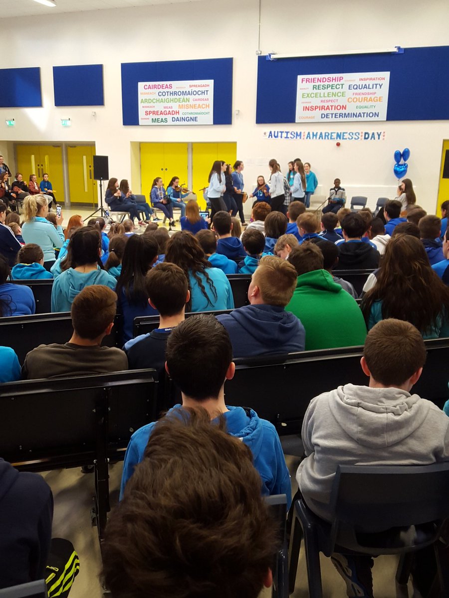 LDabbagh's tweet photo. @ClaregalwayColl making the wkend a 'blue holiday wkend'!! 😀#gap #autismawarenessweek2016 https://t.co/XcUG1VNdSU