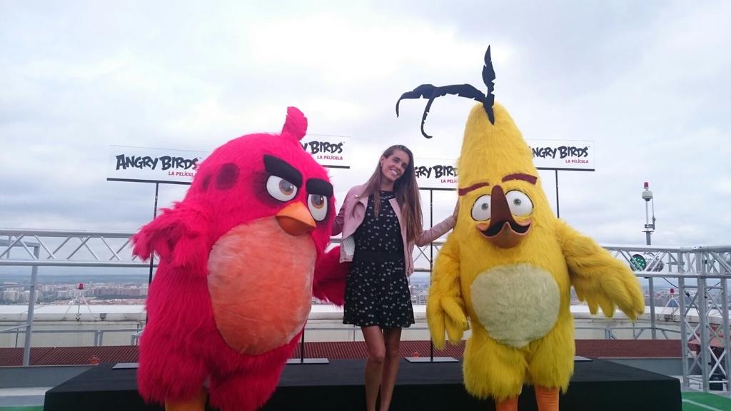 sonypictures_es's tweet photo. Ona Carbonell preparada para dar sus consejos a Red y Chuck en su #AngryTraining. #AngryBirdsLaPeli https://t.co/vaxDUvev7V