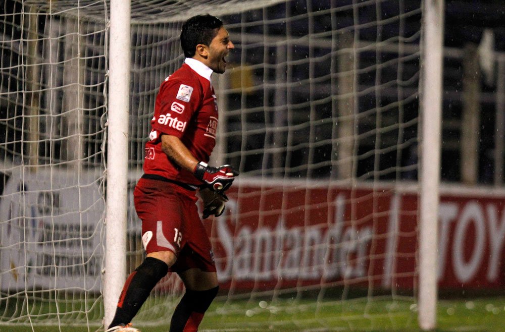 lavozdeltuerto's tweet photo. #RecuerdosDSC Hoy hace dos años: DSC 2-0 The Strongest 0. Noche mágica que ganamos por penales. La noche de Olivera https://t.co/V1lcusIMPx