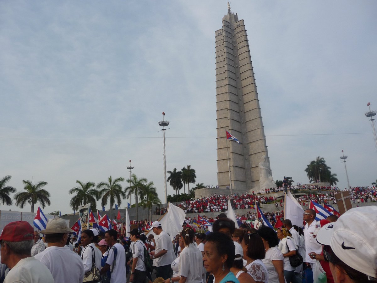 SNTECDCuba's tweet photo. #TodosMarchamos TEducadores cubanos  a desfilar este primero de Mayo. viva la Revolución, la Patria y el Socialismo. https://t.co/bjWq1AETng