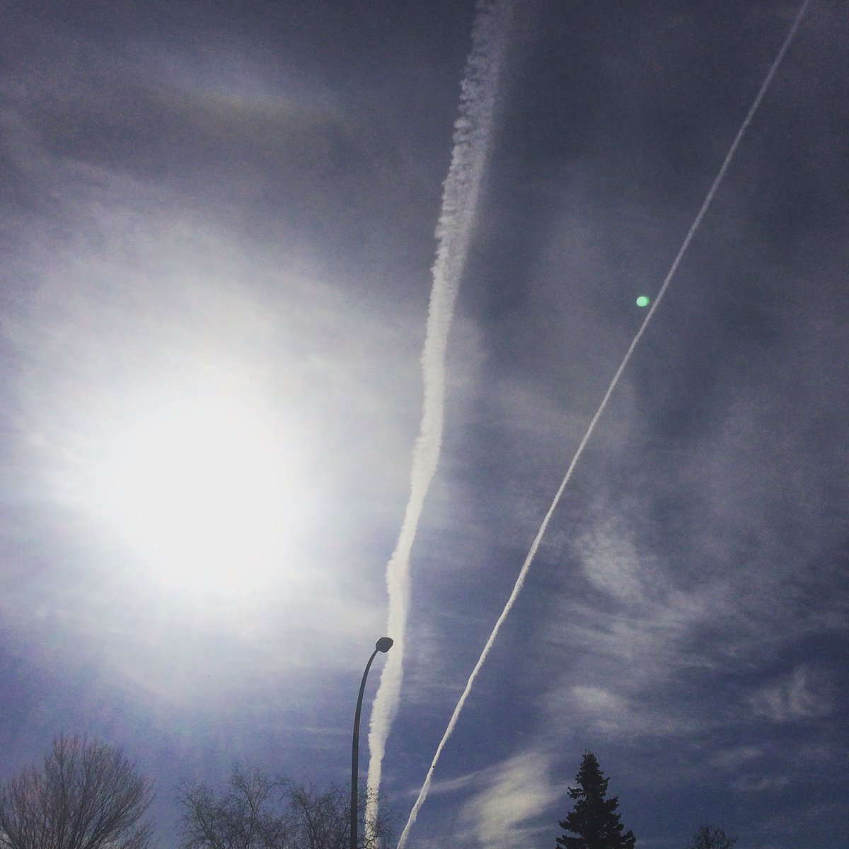 mikeyversace's tweet photo. First plane I've seen in a year ... We're not on any flight path!
Hmmmmmmm?
#chemtrails
#conspiracy theories https://t.co/ZJUsEwJXwk