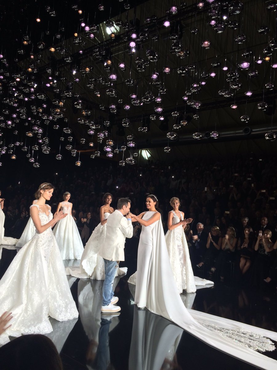Sublime <a href="/irinashayk/">irinashayk</a> Un año más espectacular desfile de <a href="/pronovias/">Aria</a>