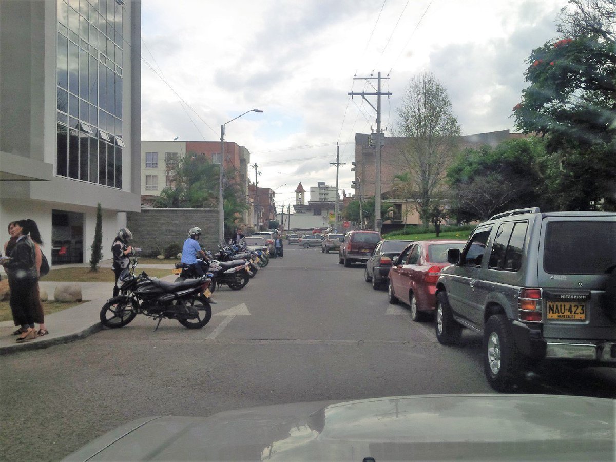 <a href="/_CesarAlcalde/">César Cristian Gómez</a> <a href="/TransitoPopayan/">Tránsito Popayán</a> parqueo de motos, vehículos en la calle x  nuevas universidades cierran transito !!!