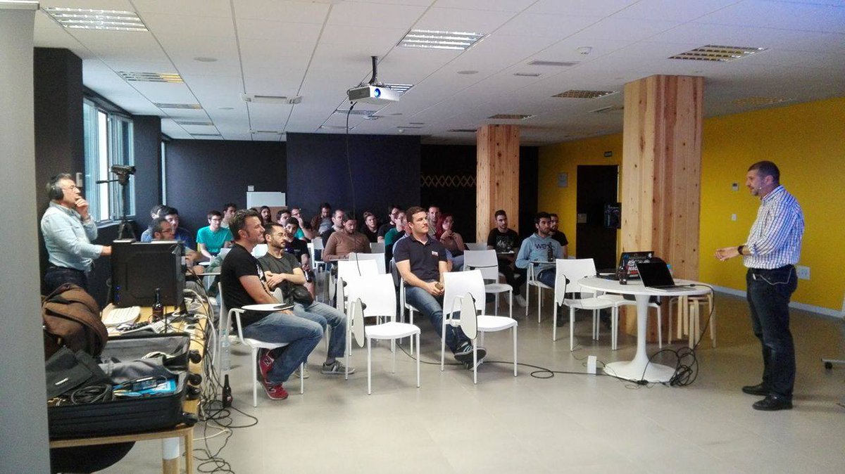 linkbyuma's tweet photo. Seguimos con #HackAndBeersMálaga @hackandbeers #UmaLink https://t.co/4OsLwYf2l5