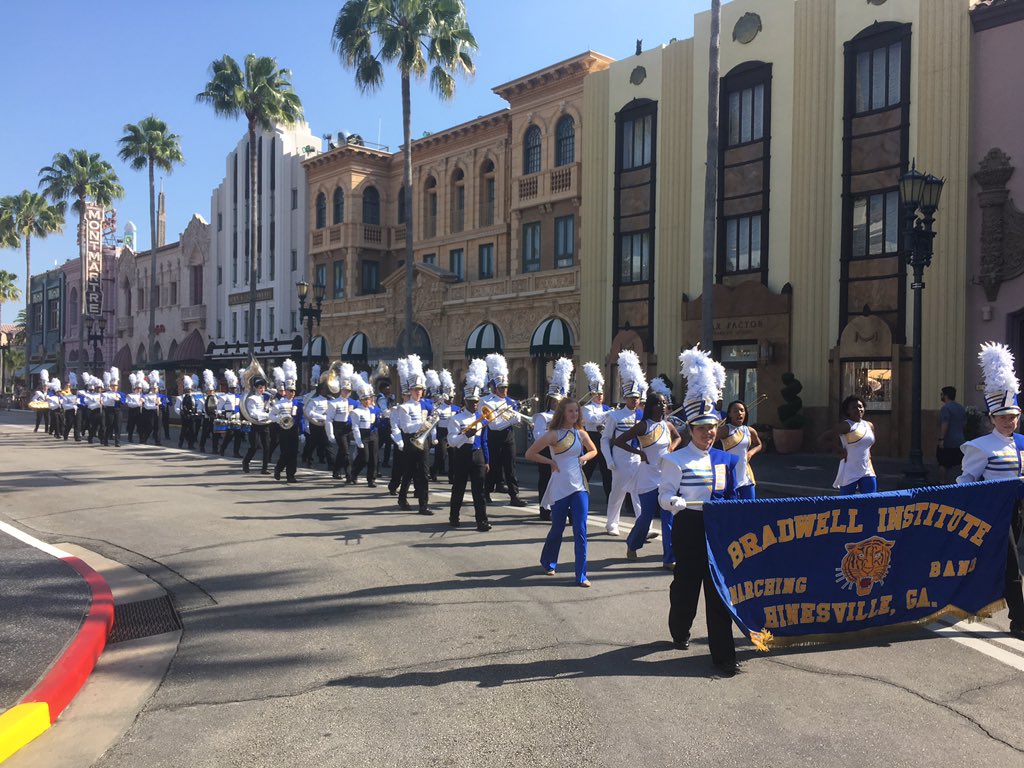 Fermin_LCSS's tweet photo. Bradwell Band in Universal Studios! #BIBandTrip2016 https://t.co/c83NK88E8a