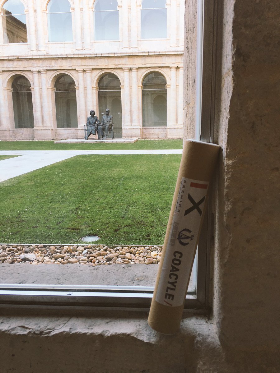 eduapego's tweet photo. #gracias x la #distincion @coacyle enhorabuena a todos los #compañeros #arquitectos q resisten día tras día #héroes https://t.co/W5KPvxMpXu