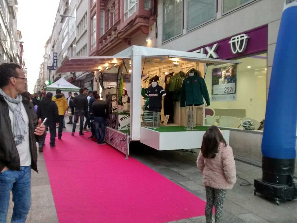 ENFIOS's tweet photo. | LIVE | @ENFIOS con la tienda  movil del @racingferrolsad en la #fashion #night @DEFERRO_store. #chegou_a_hora https://t.co/vGKOwyiu0C