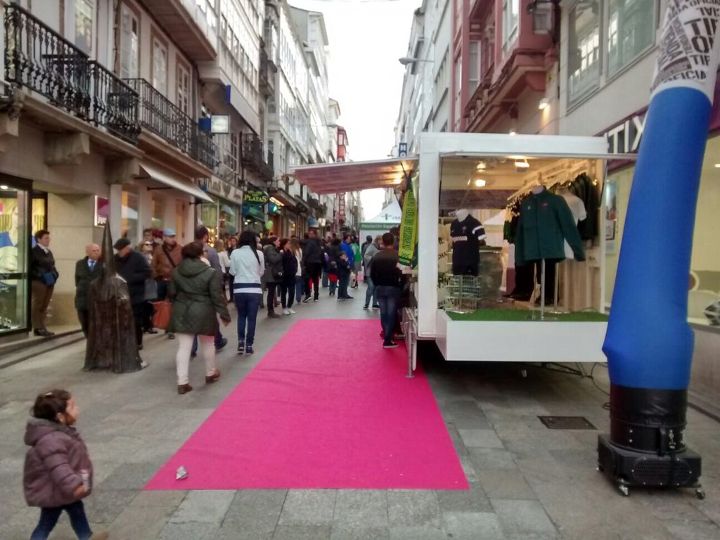 ENFIOS's tweet photo. | LIVE | @ENFIOS con la tienda  movil del @racingferrolsad en la #fashion #night @DEFERRO_store. #chegou_a_hora https://t.co/vGKOwyiu0C