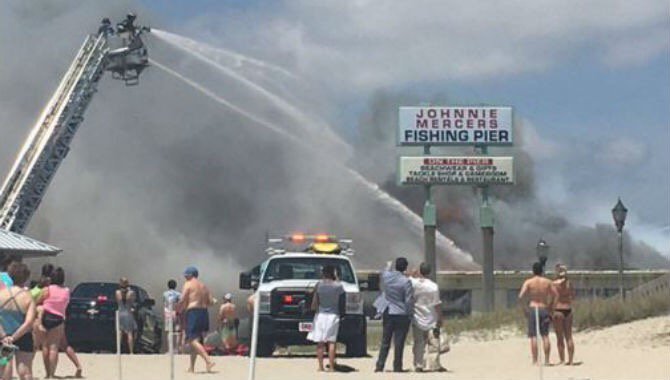TheSkeyethis's tweet photo. This is the scene at the shops near Johnnie Mercer's Pier on Wrightsville Beach. #wral https://t.co/Eh8J0FubQS