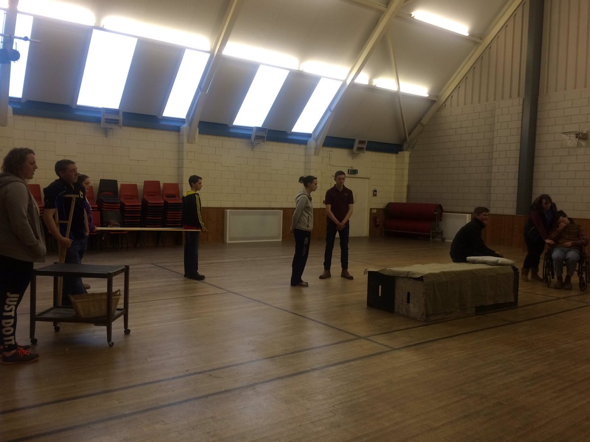 <a href="/CFfILlangadog/">CFfI Llangadog YFC</a> yn brysur yn ymaref i cystadleuaeth ddrama <a href="/NFYFC/">NFYFC</a> yn Blackpool <a href="/CFfICymru/">CFfI Cymru</a>